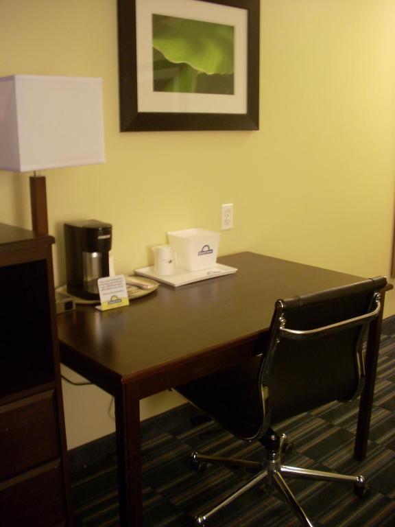 Days Inn & Suites By Wyndham Ozone Park/Jfk Airport New York Bagian luar foto