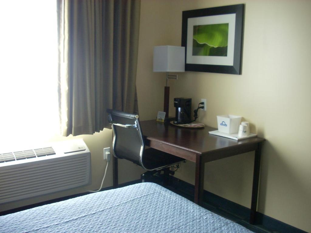 Days Inn & Suites By Wyndham Ozone Park/Jfk Airport New York Bagian luar foto