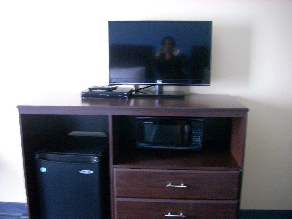 Days Inn & Suites By Wyndham Ozone Park/Jfk Airport New York Bagian luar foto