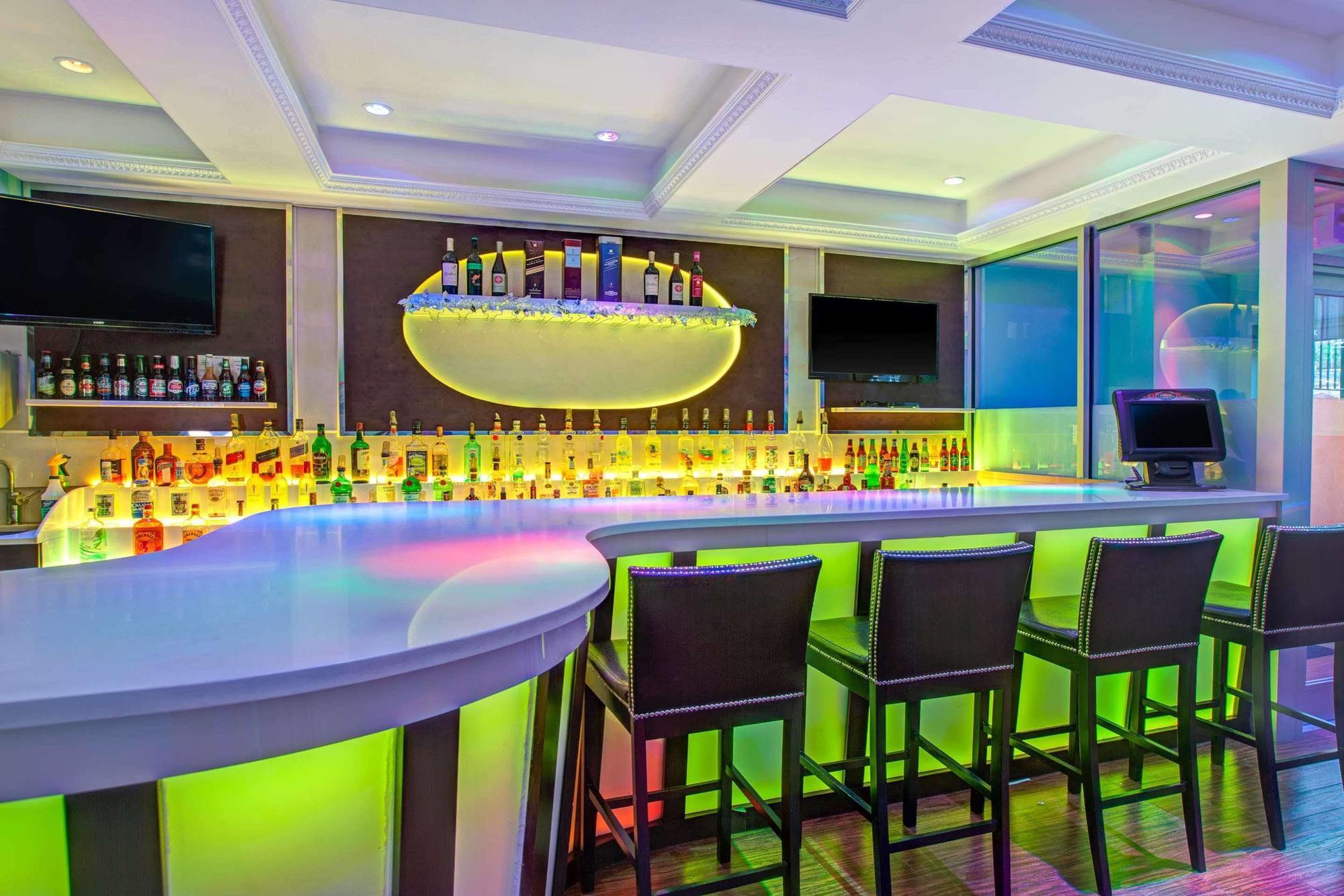 Days Inn & Suites By Wyndham Ozone Park/Jfk Airport New York Bagian luar foto