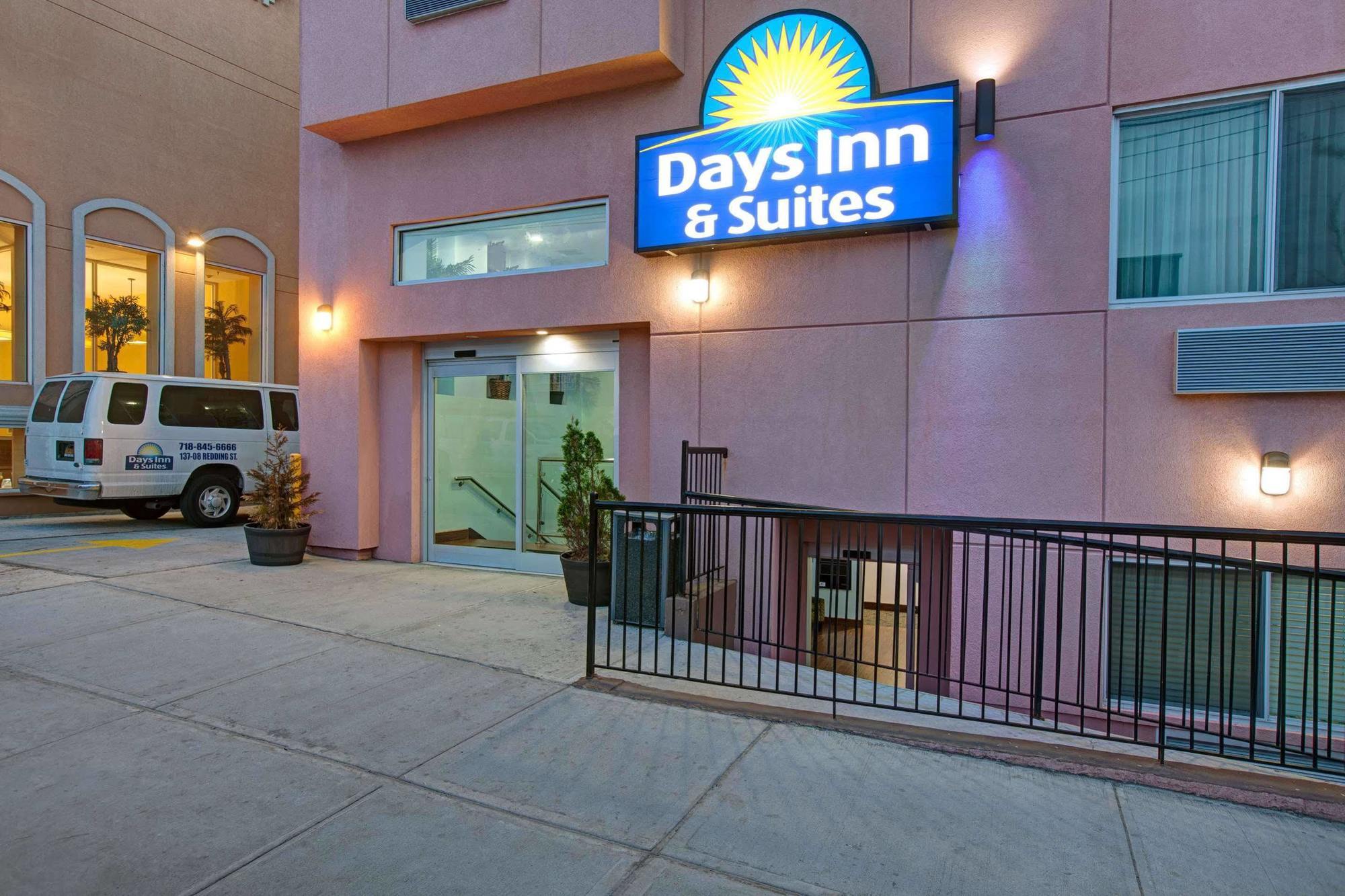 Days Inn & Suites By Wyndham Ozone Park/Jfk Airport New York Bagian luar foto